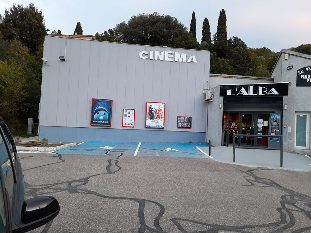 Entrée du Cinéma L'Alba à Corte