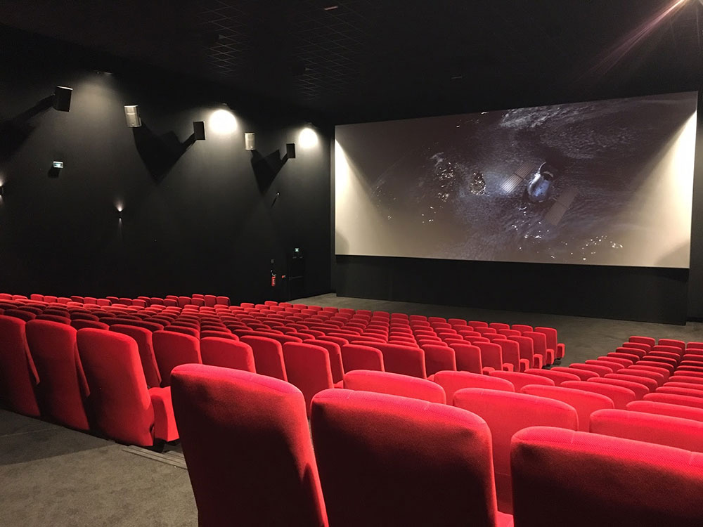Diffuser votre publicité dans les salles de cinéma de l'espace de divertissement incontournable à Porto-Vecchio, le Galaxy avec CorsicaCom
