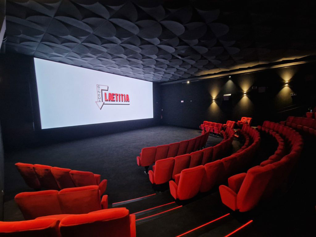 Salle de cinéma avec écran diffusant de la publicité avant le film en centre ville d'Ajaccio